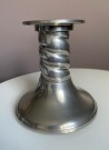 Brutalistisk eleganse - lysestaker i Tinn thumbnail