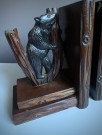 Nasjonalromantisk kitsch Bjørn trefigur bokstøtte  thumbnail