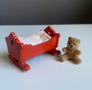 Lundby dukkehus møbler tilbehør 1:18 - Rød babyvugge (1271) og teddybjørn (1297) 1970/ 80 tallet thumbnail
