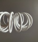 Spiral hvit enkel lysestake i metall thumbnail