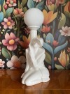 Tidstypisk 80-talls kitsch figurlampe bordlampe hvit glasert steingods med glasskuppel art deco stil thumbnail