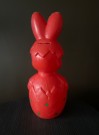 Påskehare/ bunny/ rabbit stor kitsch sparbøsse/ figur/ leke i rød hardplast 1950-tallet thumbnail