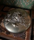 Antikk viktoriansk glasskrukke med messing lokk art Nouveau stil rose dekor relief mønster thumbnail
