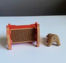 Lundby dukkehus møbler tilbehør 1:18 - Rød babyvugge (1271) og teddybjørn (1297) 1970/ 80 tallet thumbnail