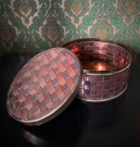 Rund oppbevaringsboks skrin med lokk messing med flettet kobberdetaljer thumbnail