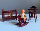 Mini sovedukke 1950 tallet og miniatyr møbler i tre - skala 1:12 thumbnail