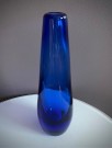 Blå, liten og slank - vase i blått kunstglass thumbnail