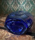 Flaske i koboltblått glass relief dekor ørn overflødighetshorn thumbnail