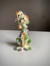 Cartoon kitsch hundefigur i flerfarget glasert steingods thumbnail