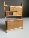 Lundby dukkehus møbler tilbehør 1:18 - reol bokhylle/ bokskap (8460) i tre 1960/ 70 tallet thumbnail