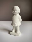 Liten pike, figur/ skulptur i hvitt uglasert steingods/ porselen - 1950/ 60 tallet thumbnail