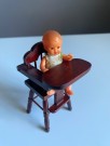 Mini sovedukke 1950 tallet og miniatyr møbler i tre - skala 1:12 thumbnail