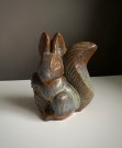 Brunglasert steingods/ keramikkfigur ekorn - Kåre Berven Fjeldsaa Stavanger Flint/ Figgjo Norge 1950/ 60 tallet thumbnail