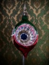 Juletrepynt håndmalt rød/ grønn julekule/ ornamenter i glass med reflektor speil 1950/ 60 tallet thumbnail