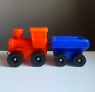 Stort, fargerikt og nostalgisk plast tog med henger - 1970 tallet thumbnail