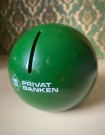 Grønn SPAREBLIKK sparebøsse i plast Privat Banken - MK Tresmer OY Finland 1970-tallet thumbnail