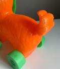 Dra/ trekk leke oransje/ grønn hund i plast - GDR Tyskland 1970 tallet thumbnail