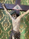 Religiøst krusifiks Kristus på korset trefigur/ skulptur thumbnail