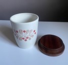 Hvit porselens krukke med lokk i heltre teak - PENTIK Finland thumbnail