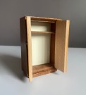 Barton Toys dukkehus møbler tilbehør 1:18 -  Carolines Home garderobeskap 1970 tallet thumbnail