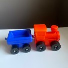 Stort, fargerikt og nostalgisk plast tog med henger - 1970 tallet thumbnail