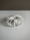 Spiral hvit enkel lysestake i metall thumbnail