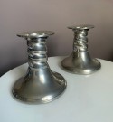 Brutalistisk eleganse - lysestaker i Tinn thumbnail