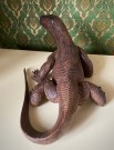 Stor håndlaget øgle reptil i edeltre thumbnail