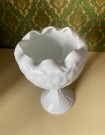 Høy stettskål kompottskål i hvitt opalin pressglass med relief dekor - Indiana Glass Company USA 1950/ 60 tallet thumbnail