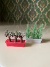 Barton Toys Carolines home dukkehus møbler interiør 1:18 - blomsterkasser (2.030) 1970 tallet thumbnail