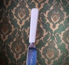Rustfrie dessertkniver med hvitt skaft nr. 400 - Steinar og Sigmund Helle S & S HELLE Holmedal Norge 1950/60 tallet thumbnail