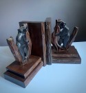 Nasjonalromantisk kitsch Bjørn trefigur bokstøtte  thumbnail