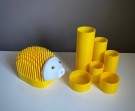 Skole rekvisita blyantholdere i gul plast - 1980 tallet thumbnail
