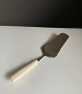 Skaugum håndlaget kakespade - Geilo Norway 1950/ 60 tallet thumbnail