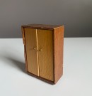 Barton Toys dukkehus møbler tilbehør 1:18 -  Carolines Home garderobeskap 1970 tallet thumbnail