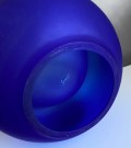 Stor kobolt blå bolle i matt kunstglass - Kosta Boda Sverige thumbnail
