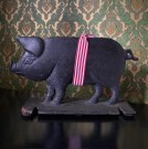 Stor julegris figur dørstopper i støypejern  thumbnail