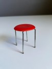 BRIO dukkehus møbler tilbehør 1:18 - Rød krakk taburett Arne Jacobsen 1970 tallet thumbnail