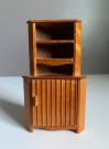 Lundby dukkehusmøbel 1:18 - hjørneskap i tre 1960 tallet thumbnail