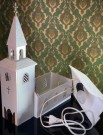 Glade jul hvit julekirke i plast med spilledåse og elektrisk belysning - Eskilstorps Sløjdindustri Sweden Sverige thumbnail