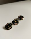 Emaljerte knapper i sølv (925S), svart med nostalgisk rosemotiv thumbnail