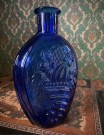 Flaske i koboltblått glass relief dekor ørn overflødighetshorn thumbnail