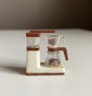 Lundby dukkehus tilbehør 1:18 - kaffetrakter (6609) 1970 tallet thumbnail