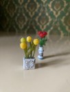 Lundby dukkehus møbler tilbehør 1:18 - vase, gule røde blomster tulipaner (6606) 1970 tallet thumbnail