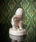 Arbejdslyst kunstfigur i lys leirgods/ keramikk (889)- Adda Bonfils IPSENS ENKE Denmark 1920/ 30 tallet thumbnail
