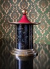 Art deco design mekanisk sigarett dispenser i emaljert messing orientalsk form med fuglemotiv 1950-tallet thumbnail