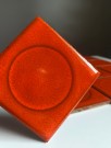 Mindre rød/ mørk oransje glaserte keramiske fliser - Japan 1960/ 70 tallet thumbnail