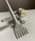 Kjøkkenutstyr/ kjøkkentøy kake/ baketrinser i stål og aluminium- Høyang Norge 1950 tallet thumbnail