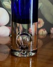 Blå drue sylinderformet vase i blått kunstglass Willy Johansen Hadeland Glassverk Norge 1960-tallet thumbnail