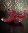Stilett Viktoriansk damesko i rosa transparent glass med relieff mønster Fenton USA thumbnail